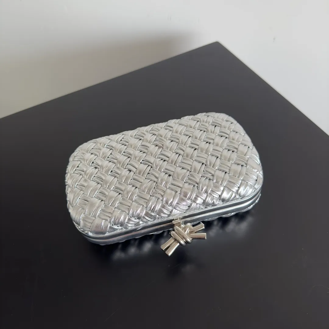 Batch 1860 BV Knot | The classic return of the evening bag. Original leather ➕ Stainless steel hardware ➕ 24k real gold plating ➕ Fully handmade. Those who know the history of our brand should have heard that the knot is a story of Bottega Veneta, and it is also one of the more important design elements. Matthieu Blazy's work this season sublimates Knot's classics, with a new knot design and a woven shoulder strap, plus Fouland Intreccio's weaving technology, adding some fashion to the retro and nostalgic feel of the past. Style number: 717622 Size: 20.5*6*12.5